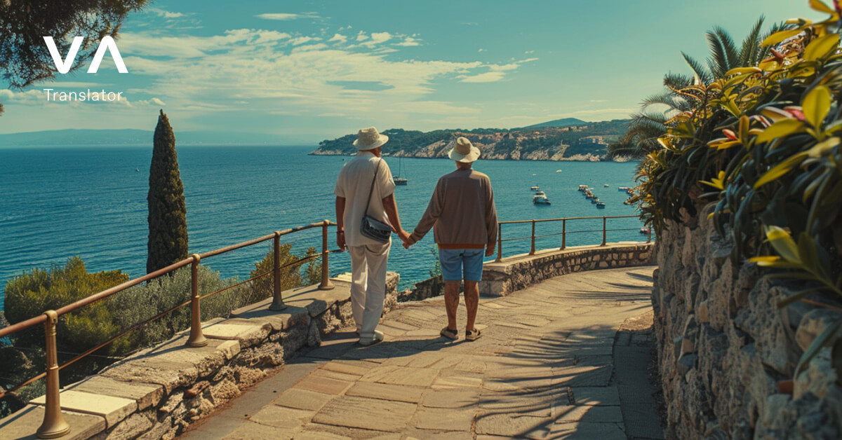 Pareja mayor dando un paseo junto al mar