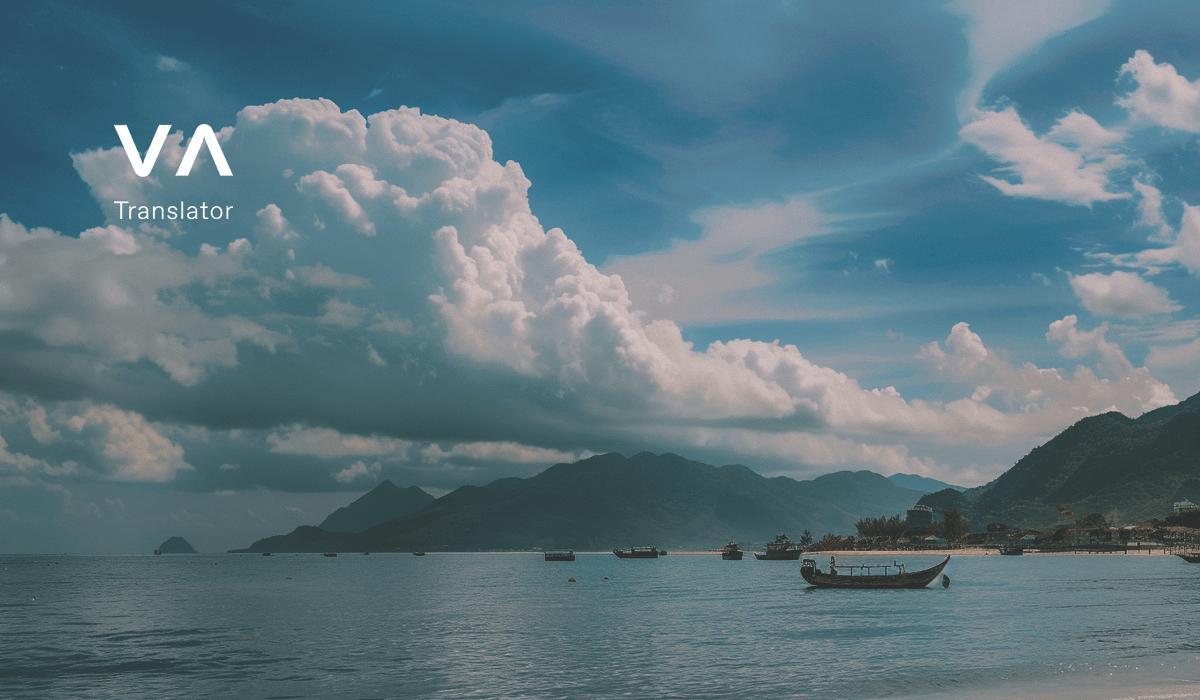 Una playa con botes en la orilla y montaÃ±as en el fondo, mostrando el mejor momento para it a Vietnam