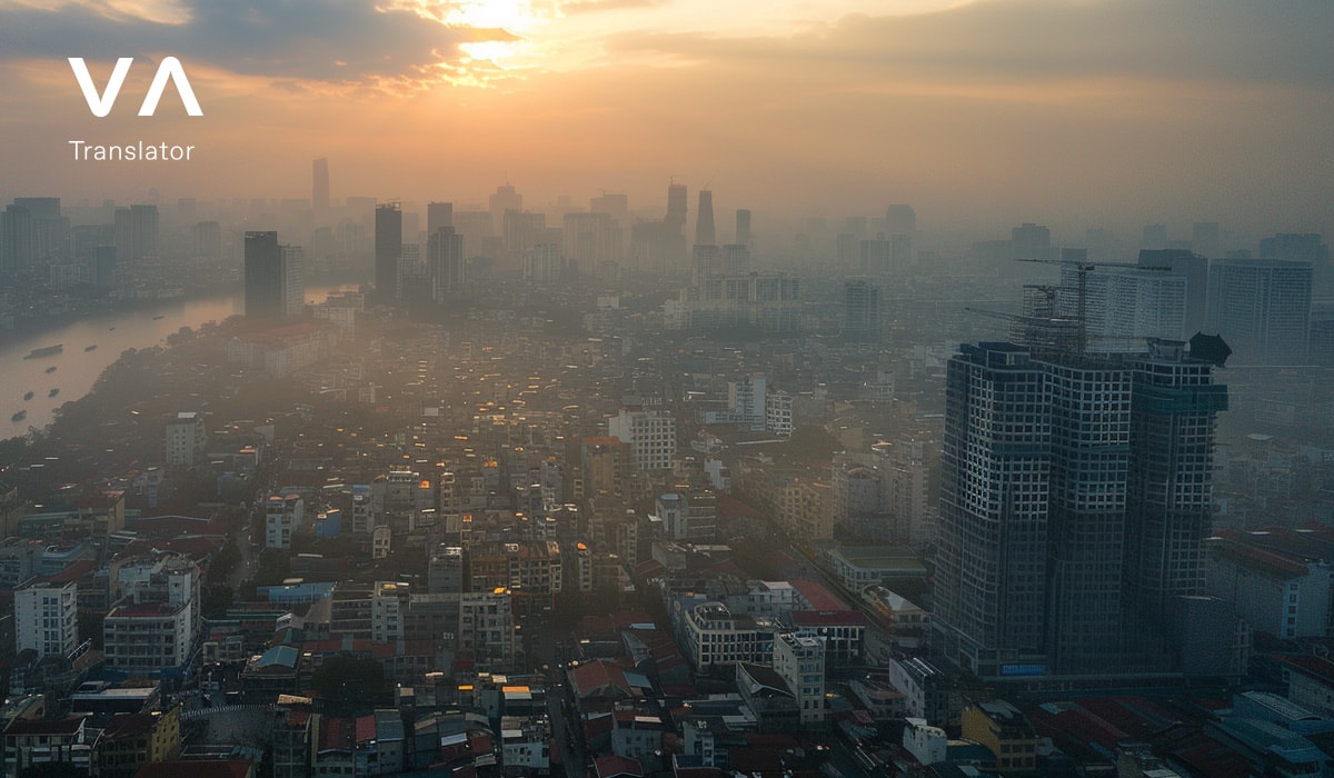 Una vista aérea de un paisaje urbano al atardecer con cielos brumosos, que representa una visita a Vietnam en octubre y cómo es el clima.