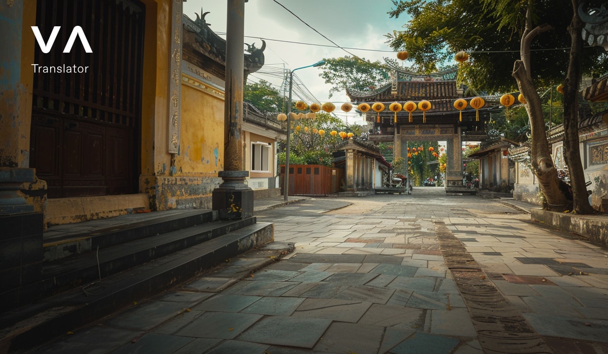 Una calle tranquila adornada con linternas, que ilustra cuál es un buen lugar para visitar en octubre y el clima en Vietnam.