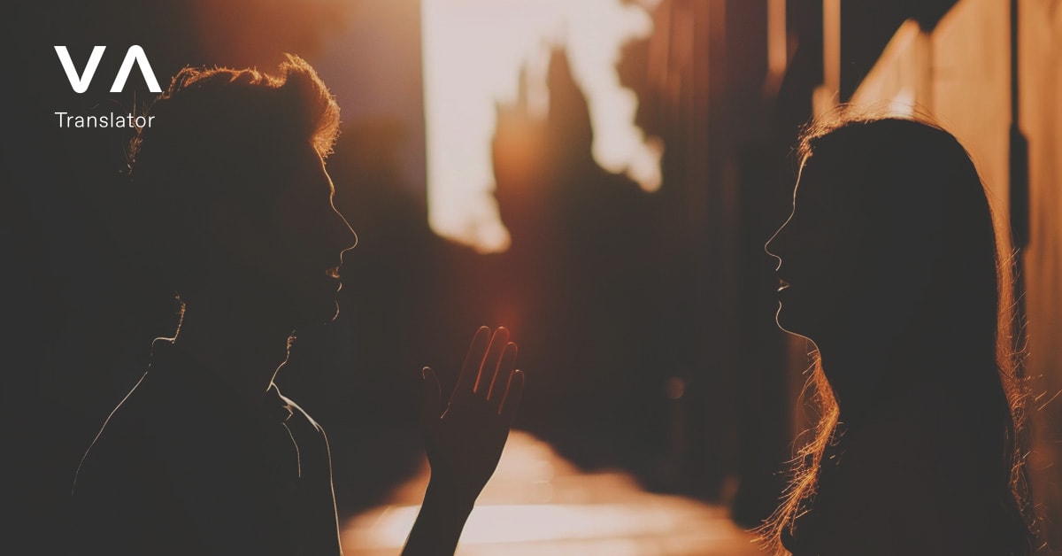 Dos personas recortadas contra el atardecer, pensando en formas de decir hola en diferentes idiomas.