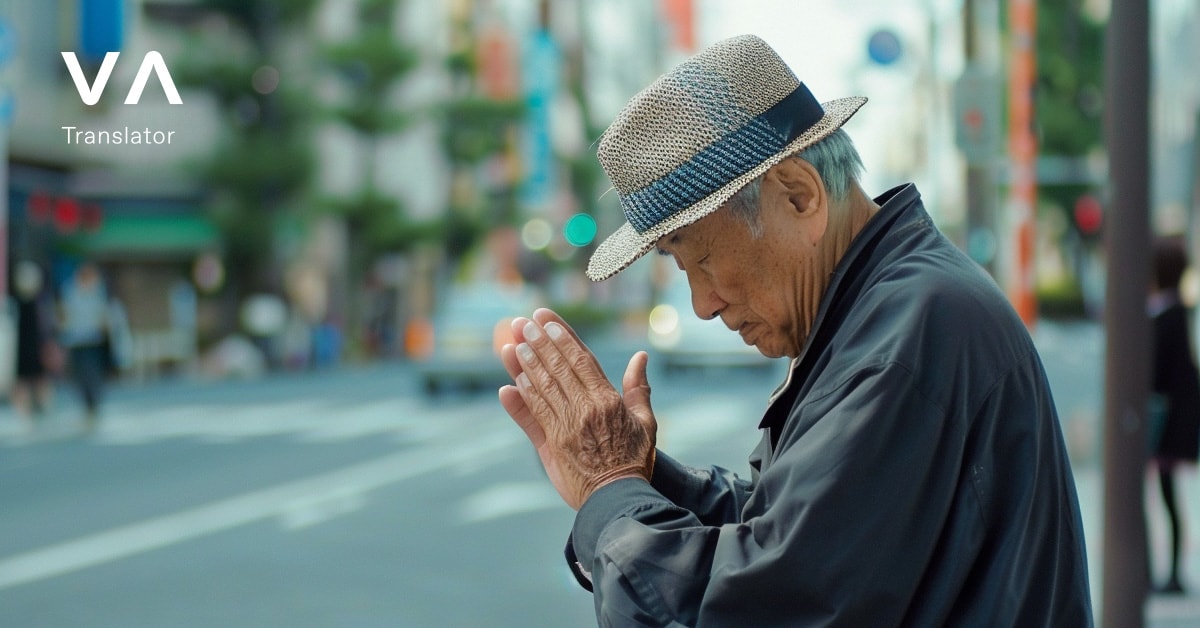 Un hombre mayor haciendo una reverencia con las manos juntas, representando cómo saludar en japonés