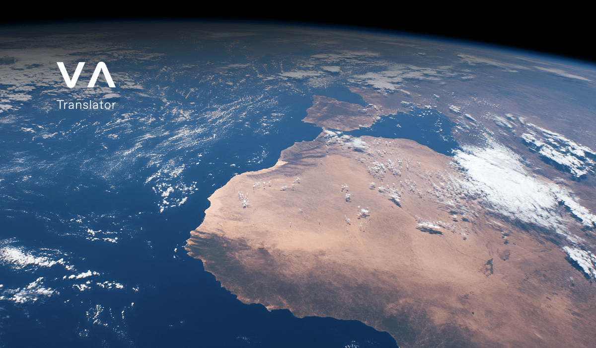 Una vista de la tierra desde el espacio,  mostrando el vasto desierto limitado por el oceano con algunas nubes en su cielo