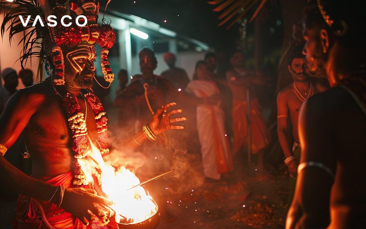 Artista tradicional con atuendo cultural participando en un ritual, con una audiencia al fondo