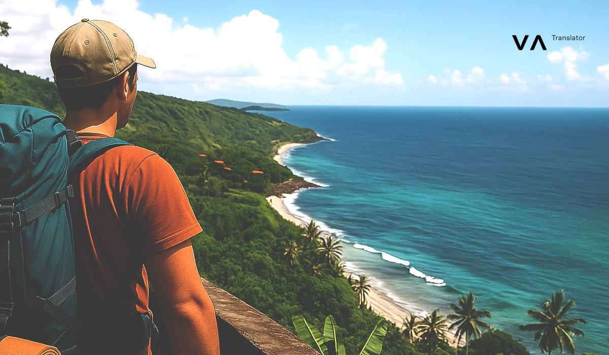Un excursionista con mochila disfrutando de la vista panorámica de la costa de Bali desde un mirador.