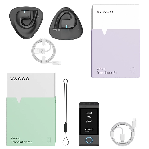 El pack del Traductor E1, que incluye dos auriculares inalámbricos para traducción, cable de carga, guía, estuche y embalaje, se muestra junto a la caja del Traductor M4 con su cordón y cable.