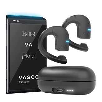 El dispositivo Traductor Q1 se muestra junto a un auricular de traducción inalámbrico de color negro, su estuche de carga y una base de carga triangular. En el auricular se pueden ver luces indicadoras azules. 