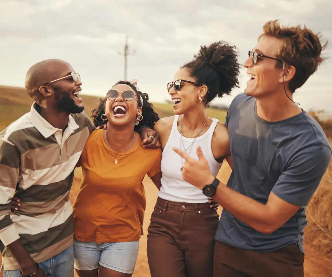 Un grupo de personas felices que utilizan un dispositivo de traducción instantánea, lo que demuestra la eficacia de la traducción en vivo y la traducción de voz.