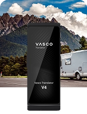 Una autocaravana aparcada al borde de la carretera con las montañas al fondo, superpuesta con una imagen del Vasco Translator V4 en Onyx Negro.