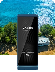 Una autocaravana aparcada junto a la costa con unas aguas pintorescas al fondo, junto a una imagen del Vasco Translator V4 en azul cobalto.