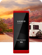 Una autocaravana circulando por una carretera con montañas rojas y una puesta de sol al fondo, junto a una imagen del Vasco Translator V4 en color rojo rubí.