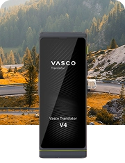 Una autocaravana circulando por una carretera rodeada de bosques montañosos, junto a una imagen del Vasco Translator V4 en color Stone Grey.