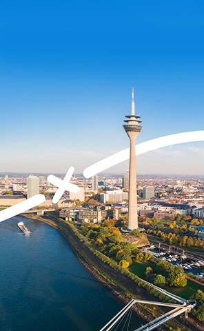 Vista de la Torre de Televisión de Düsseldorf (Rheinturm), un punto de referencia destacado en el horizonte de la ciudad.