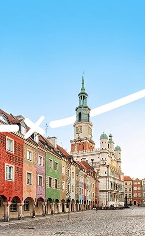 Vista de la ciudad de Poznań con coloridas casas históricas.