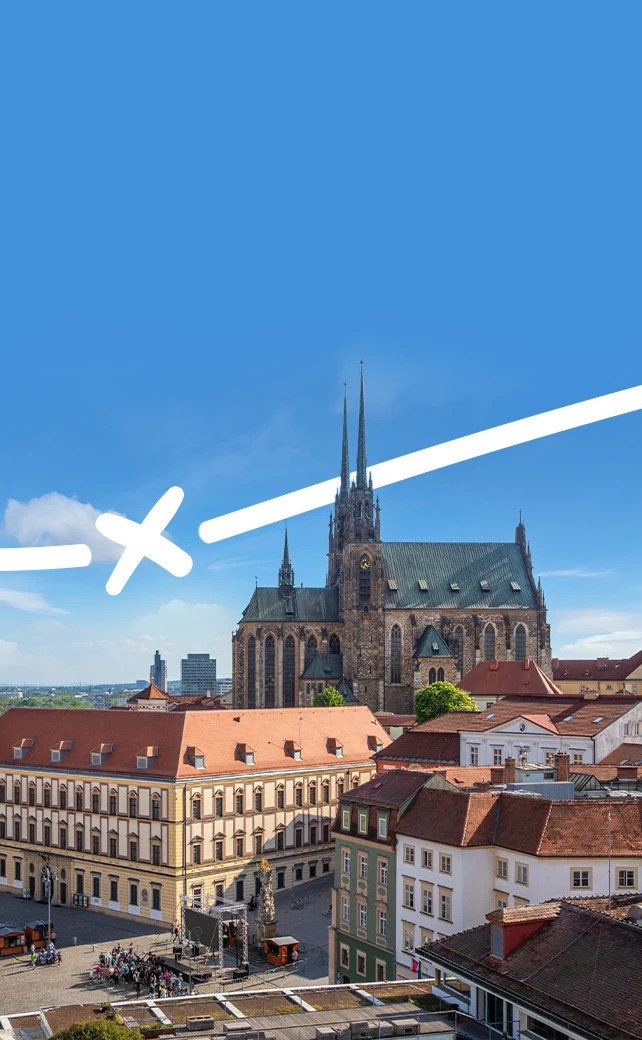 Vista aérea de la histórica ciudad de Brno, República Checa, donde se aprecia la Catedral de San Pedro y San Pablo con sus dos prominentes agujas neogóticas.