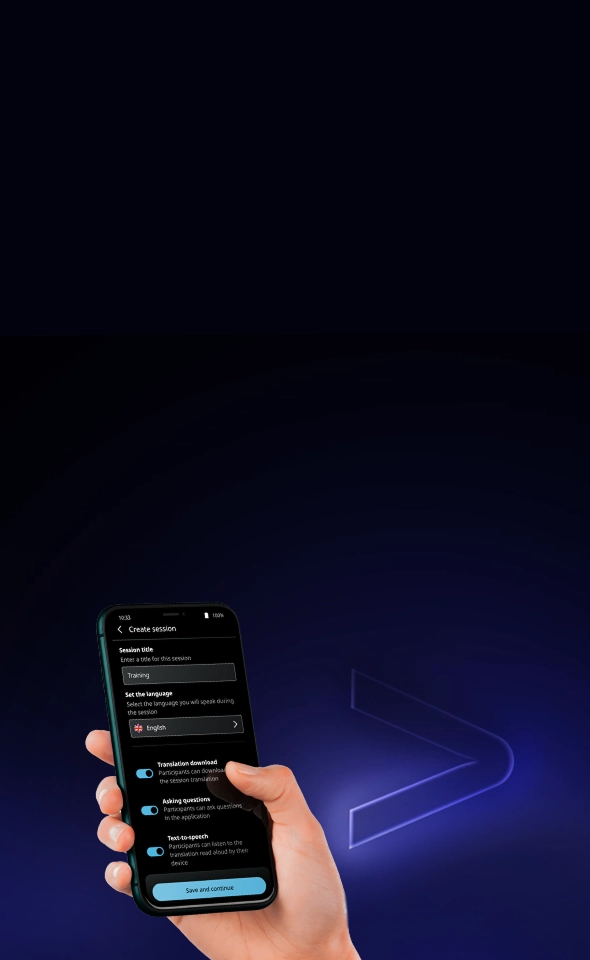 Una mano que sostiene un smartphone en el que se muestra la pantalla «Crear sesión» de la aplicación Vasco AUDIENCE. La interfaz, con tema oscuro, muestra el título de la sesión establecido en «Formación», el idioma en «Inglés» y los botones activos para la descarga de traducciones, la formulación de preguntas y la conversión de texto a voz, situados encima de un botón de color cian que dice «Guardar y continuar».